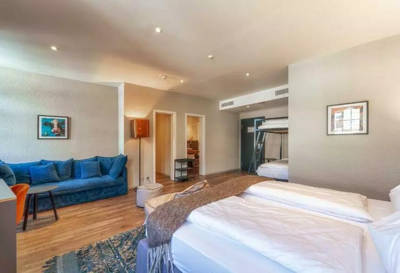 اتاق خانوادگی, The Hey Hotel
