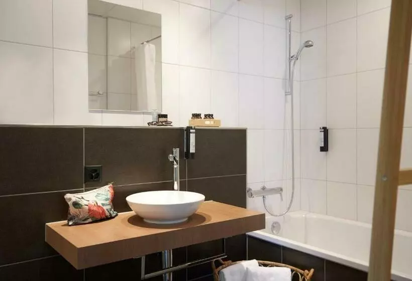 اتاق استاندارد سه نفره, The Hey Hotel