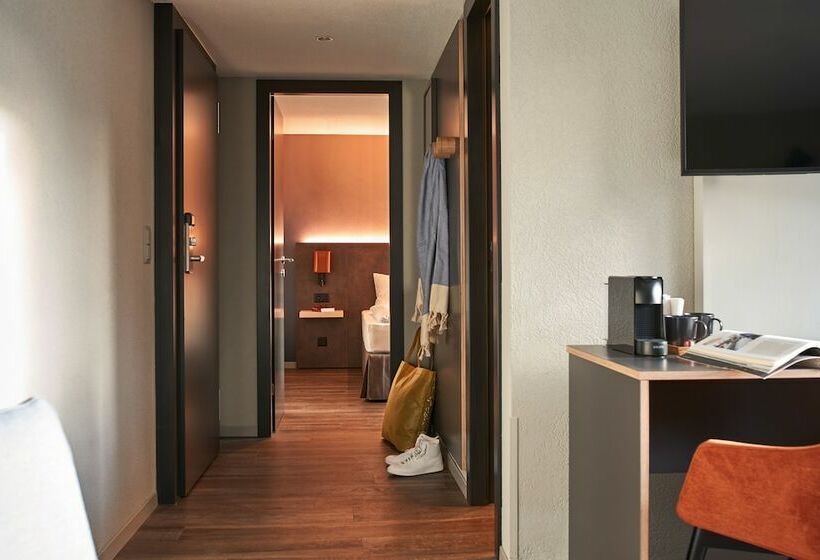 Семейный Номер, The Hey Hotel