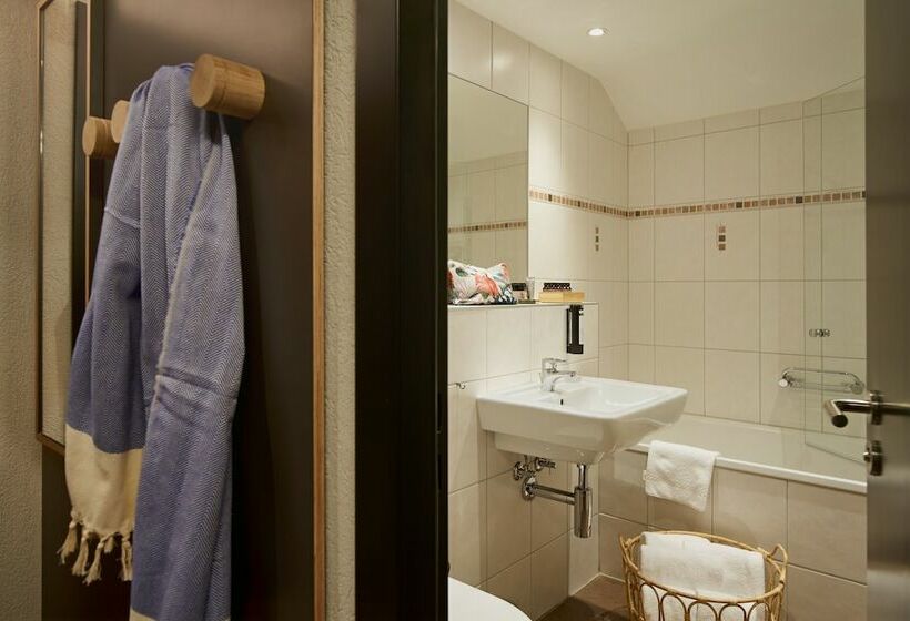 Семейный Номер, The Hey Hotel