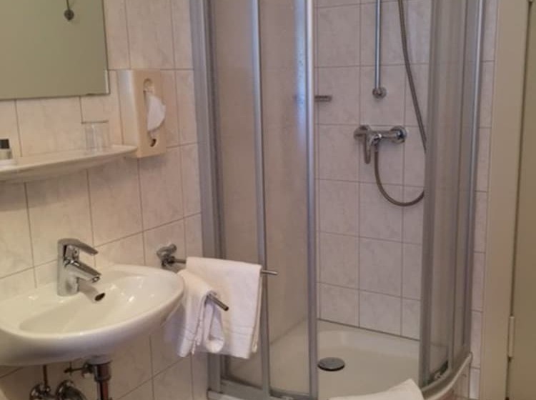 اتاق استاندارد یک نفره, Benn