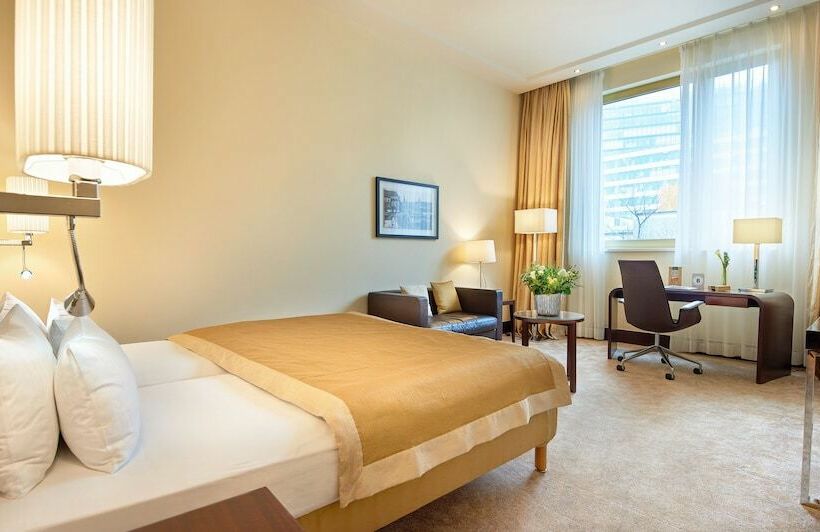 اتاق اجرایی, Bristol Berlin