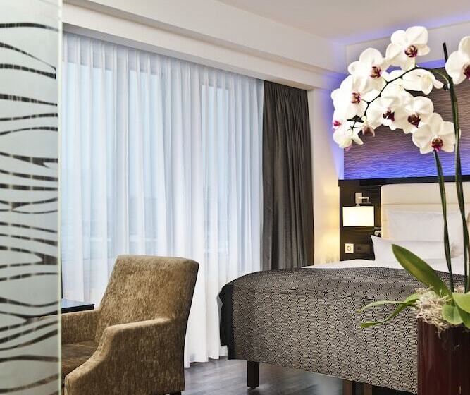 سوئیت کلاب, Palace Berlin