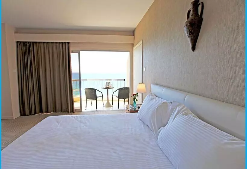 سوئیت اجرایی با چشم‌انداز دریا, Poseidonia Beach
