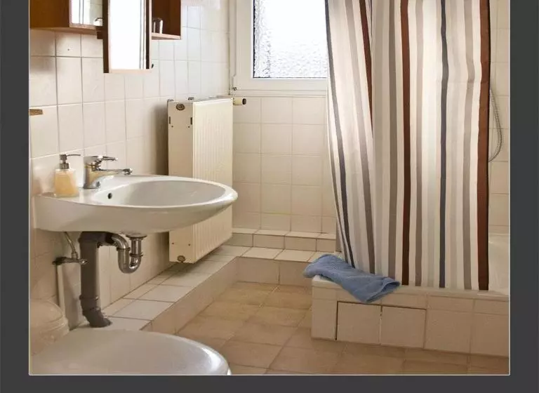 اتاق خانوادگی, Das Hotelchen