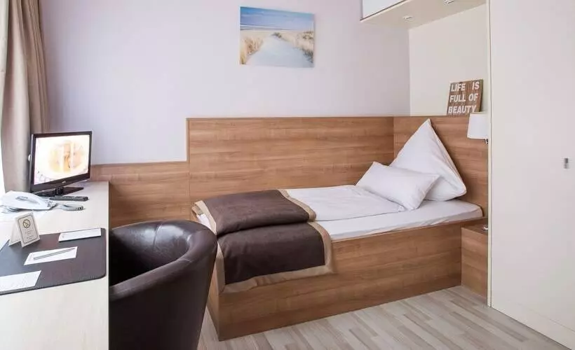 Standard Yhden Hengen Huone, Hangelar