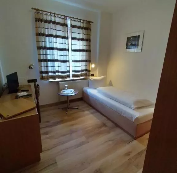 Quarto Estandar Individual, Faller
