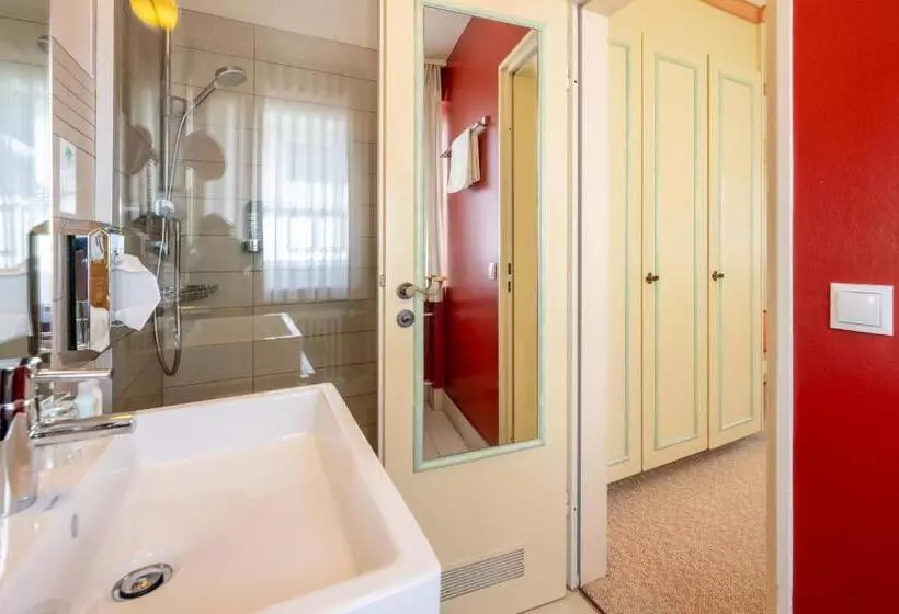 Comfort Yhden Hengen Huone, Lamm