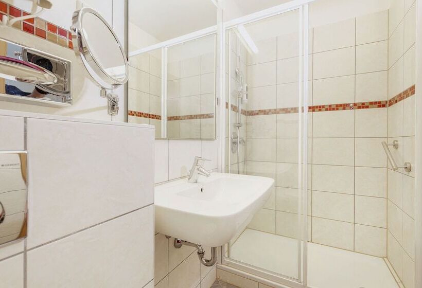 标准单人间, Lowengarten