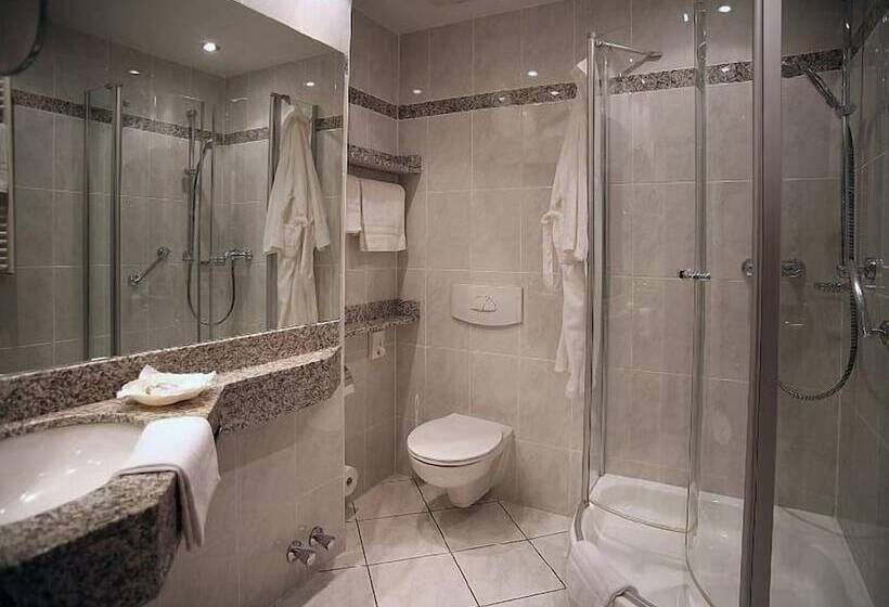 コンフォートルーム, Nicolay Zur Post