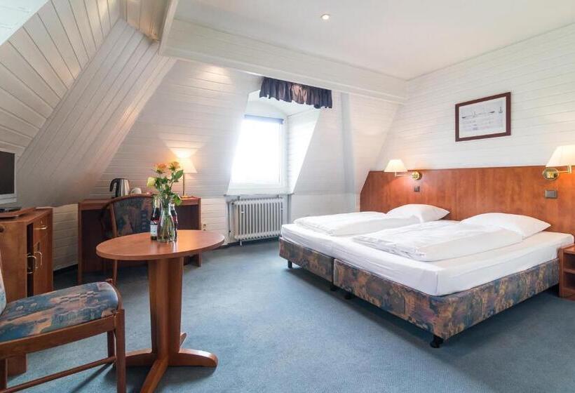 اتاق استاندارد چهار تخته, Tagungshotel Höchster Hof