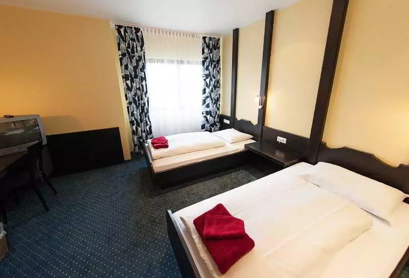 اتاق استاندارد چهار تخته, Tagungshotel Höchster Hof