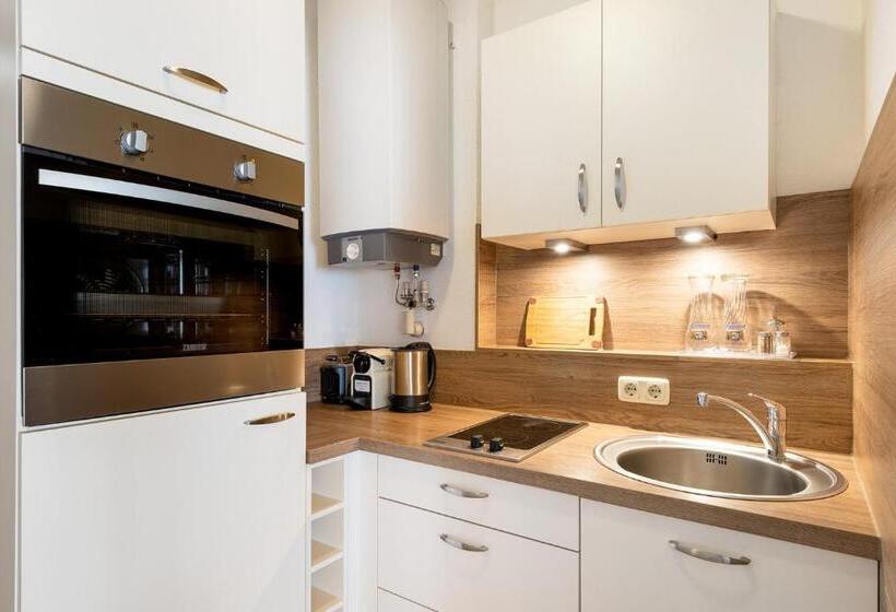 شقة غرفة واحدة, Bayerischer Hof