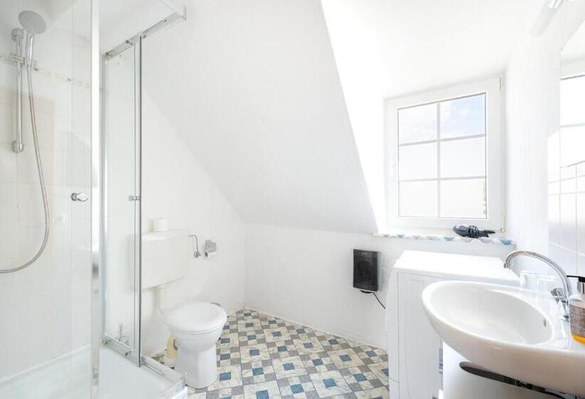 شقة غرفة واحدة, Bayerischer Hof