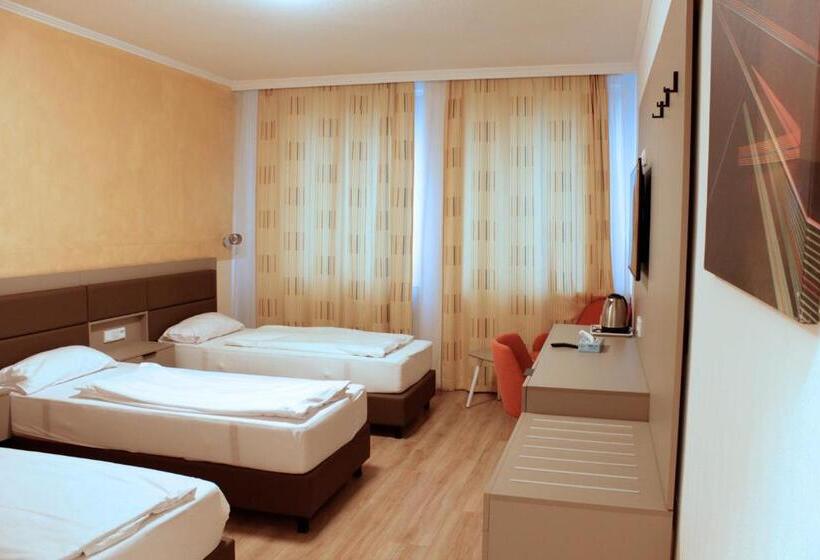 标准三人间, Isar City