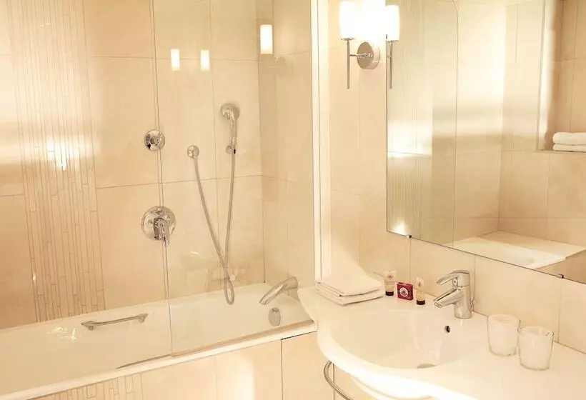 Junior Suite, Alison