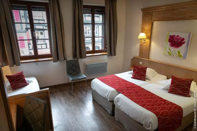 Standard Triple Room, Logis Hôtel De La Cloche