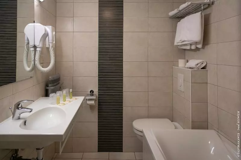 Standard Triple Room, Logis Hôtel De La Cloche