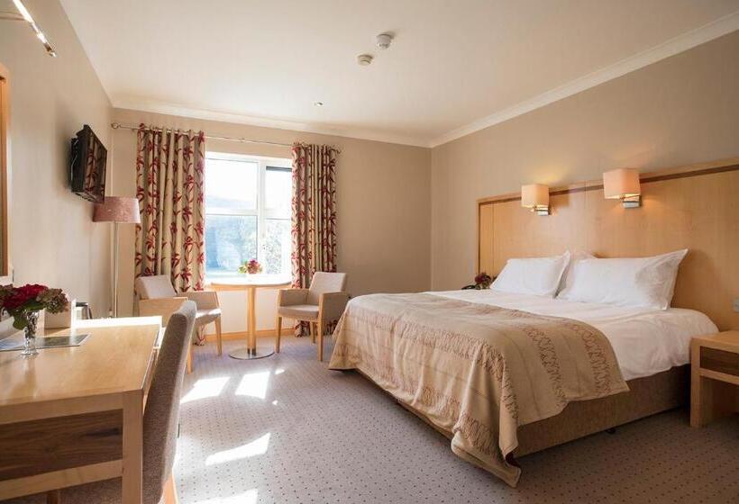 带大床的高级房间, Minella & Leisure Centre