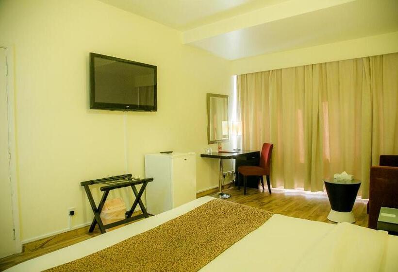 Номер Стандарт, Phoenicia Grand