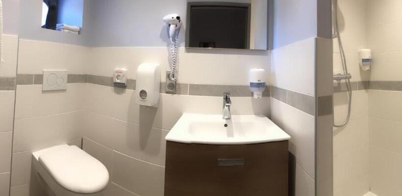 غرفة سوبيريور رباعية, De L Abbaye à Cluny