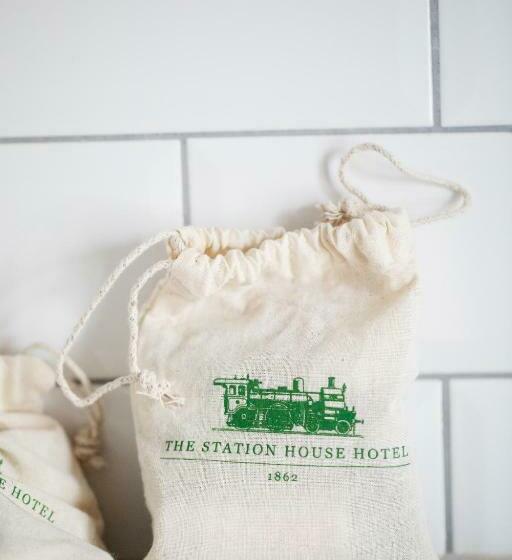 Номер Стандарт, Station House