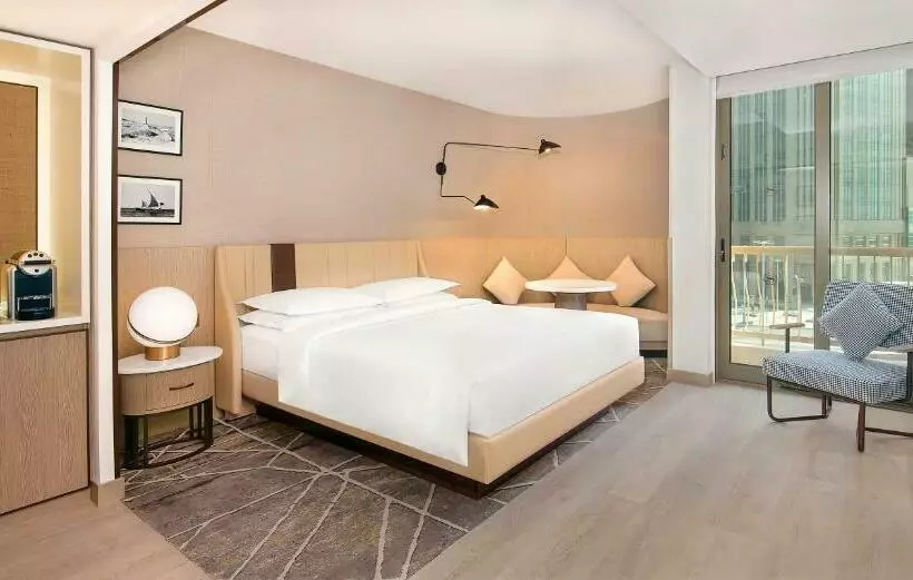 キングサイズベッドのクラシックルーム, Sheraton Abu Dhabi Hotel & Resort