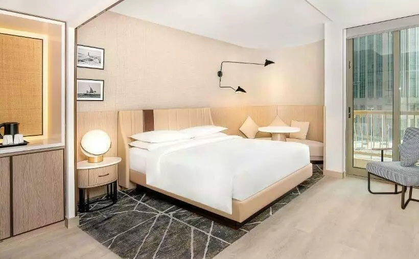 キングサイズベッドのクラシックルーム, Sheraton Abu Dhabi Hotel & Resort