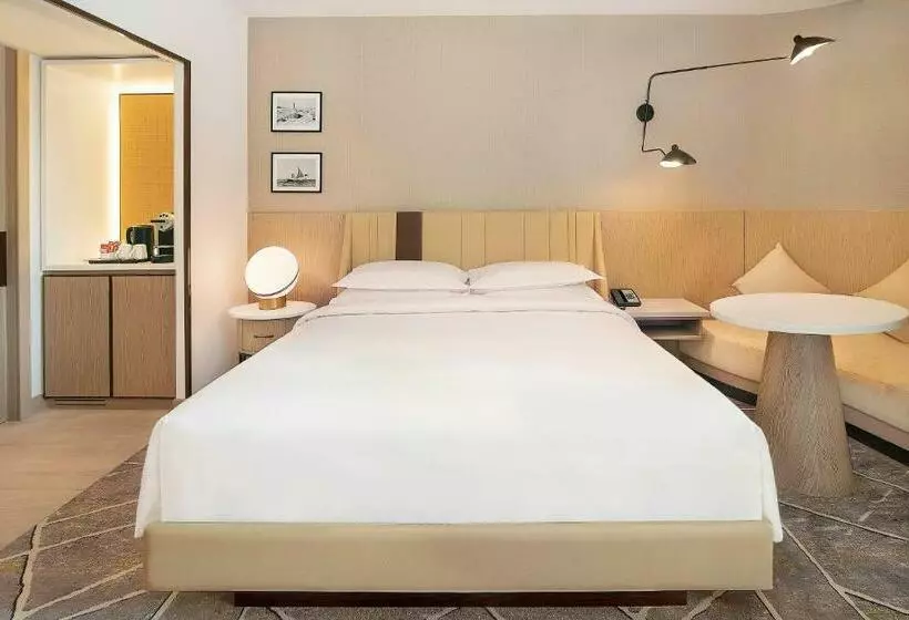 キングサイズベッドのクラシックルーム, Sheraton Abu Dhabi Hotel & Resort