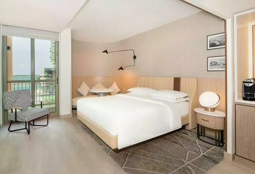 キングサイズベッドのクラブルーム, Sheraton Abu Dhabi Hotel & Resort