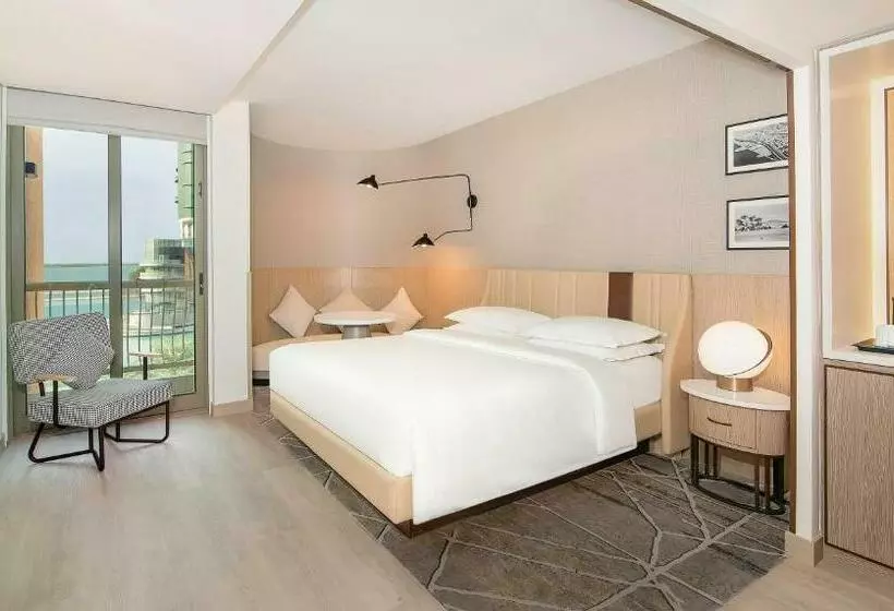 キングサイズベッドのクラブルーム, Sheraton Abu Dhabi Hotel & Resort
