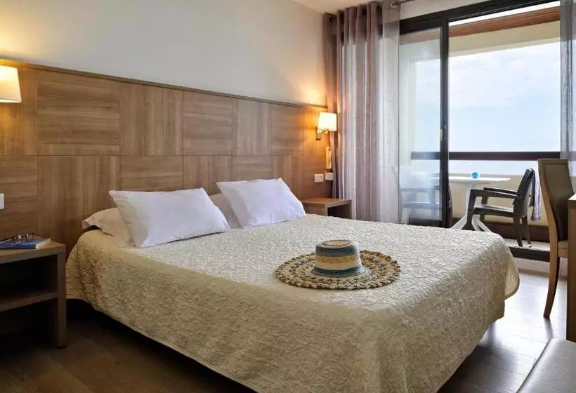 اتاق استاندارد با تراس و چشم‌انداز دریا, Beau Rivage