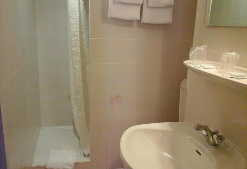 Camera Standard, Calvaire