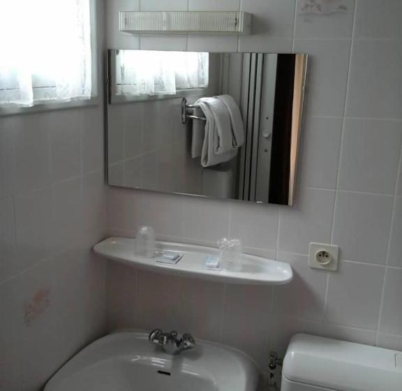 Camera Tripla Standard, Calvaire