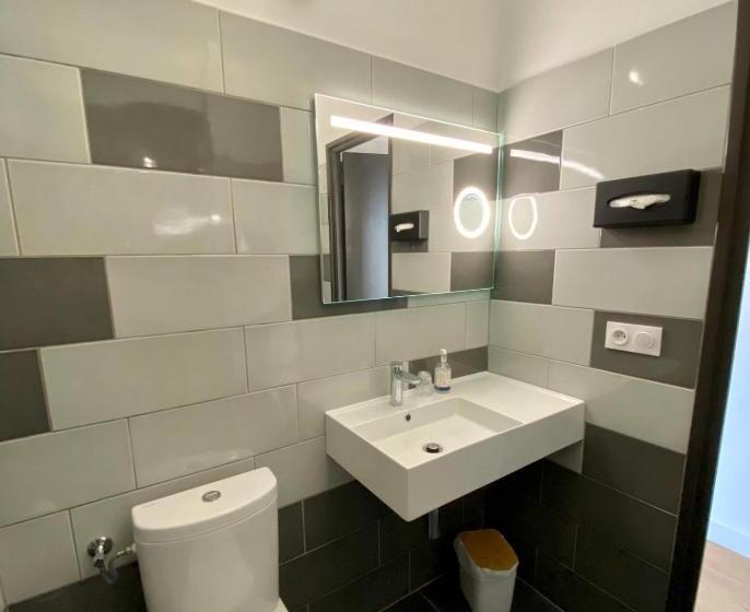 غرفة إقتصادية فردية, Courbet