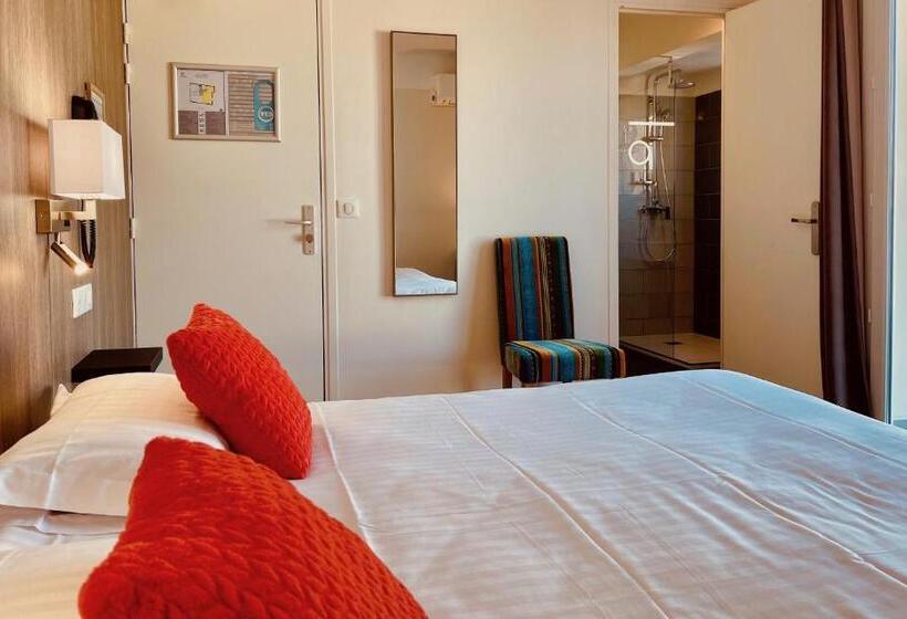 غرفة قياسية مطلّة علي البحر مزوَّدة بتراس, Courbet