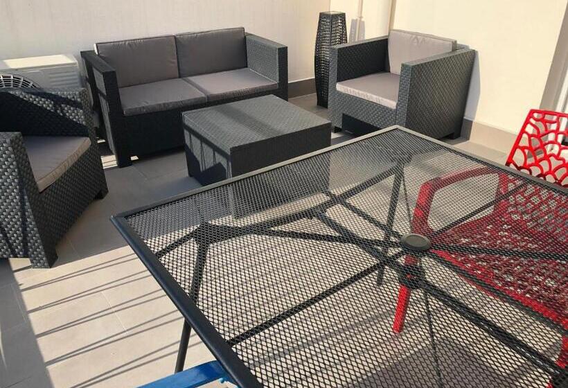 غرفة قياسية مطلّة علي البحر مزوَّدة بتراس, Courbet