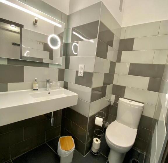 غرفة إقتصادية رباعية, Courbet