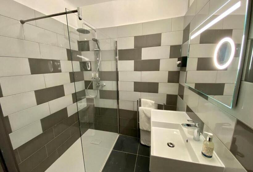 غرفة قياسية ثلاثية داخلية, Courbet