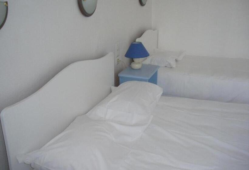 חדר סטנדרט לשלושה, De La Poste