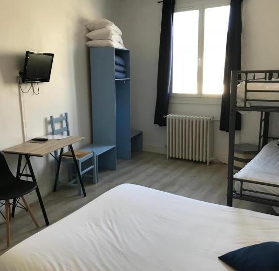 חדר משפחתי, De La Poste