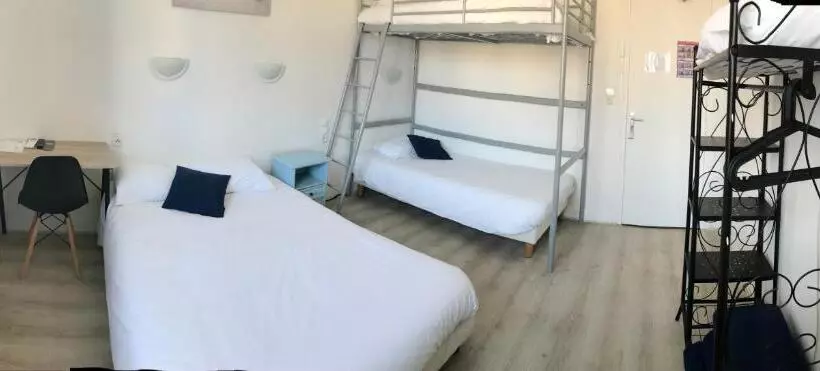 Quarto Familiar, De La Poste