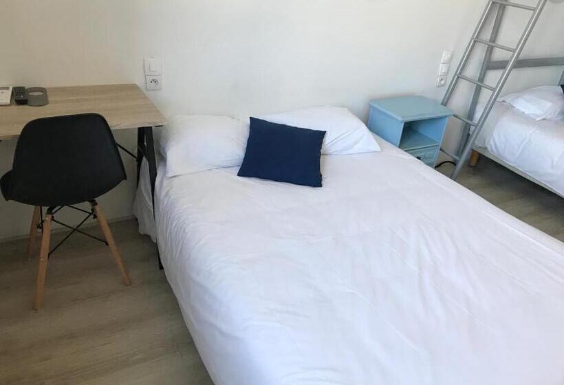 חדר משפחתי, De La Poste