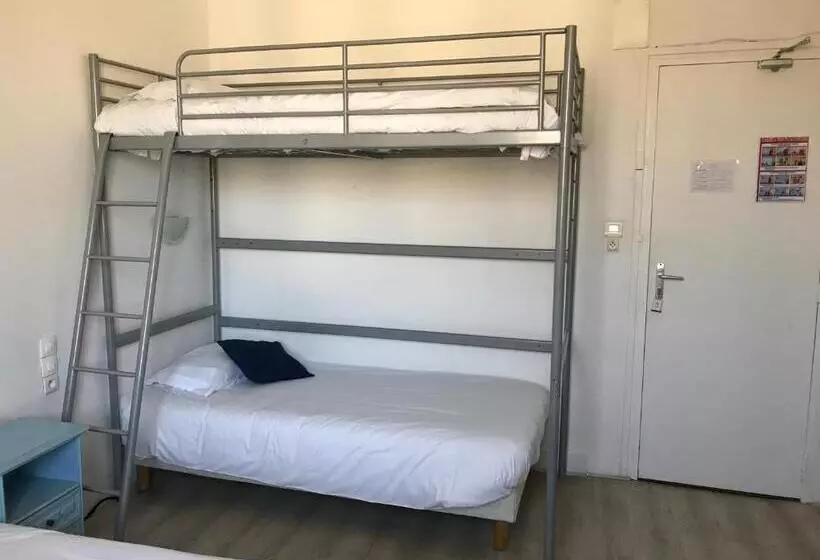 Quarto Familiar, De La Poste