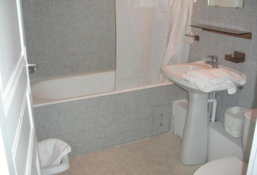 חדר משפחתי, De La Poste