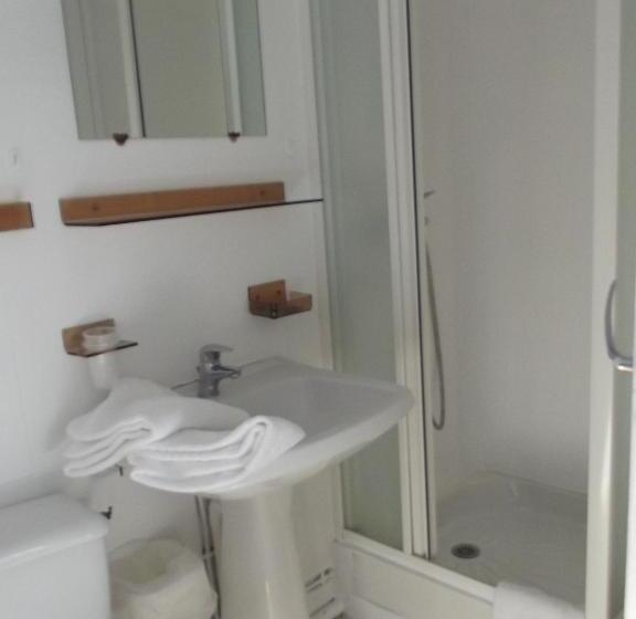 חדר משפחתי, De La Poste