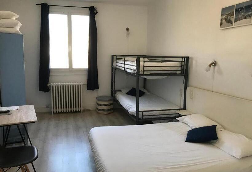 חדר משפחתי, De La Poste