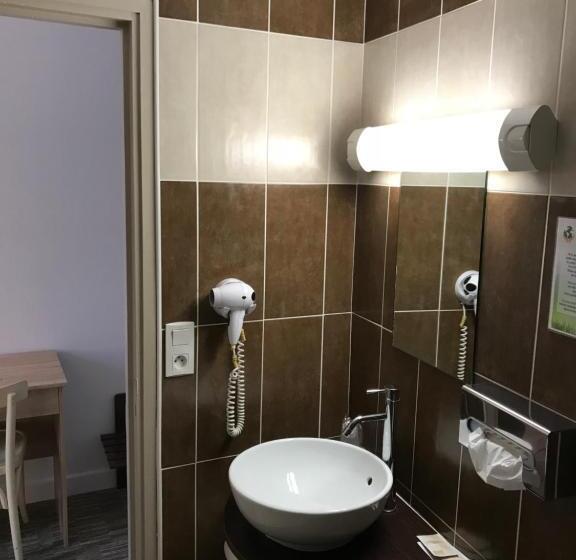 חדר סטנדרט לשלושה, Du Clocher