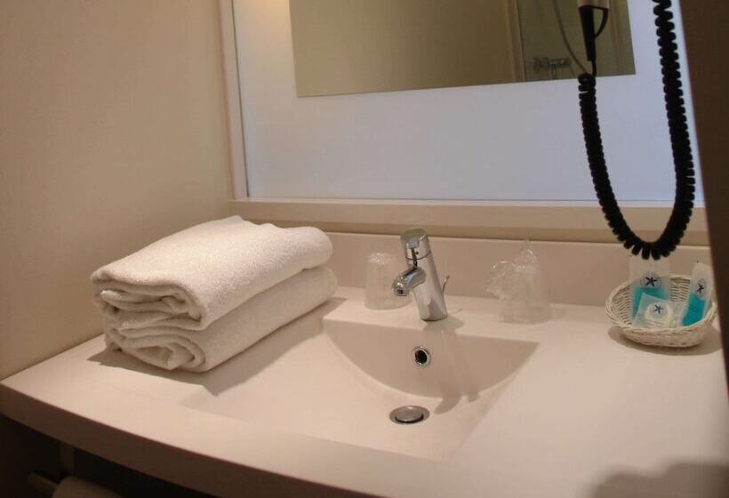 ダブルベッドスタンダードルーム, Ibis Styles Chinon