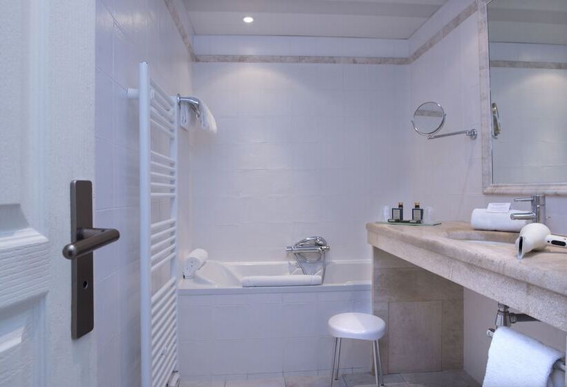 Трехместный Номер Superior, Hôtel Le Donjon   Cœur De La Cité Médiévale
